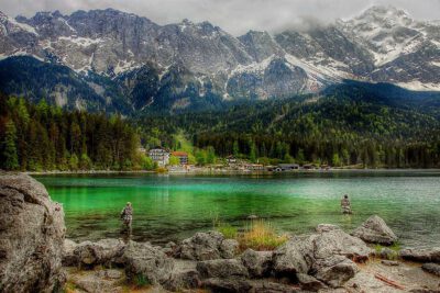 El Eibsee es el lago más hermos de los Alpes bávaros. De aguas verdes cristalinas