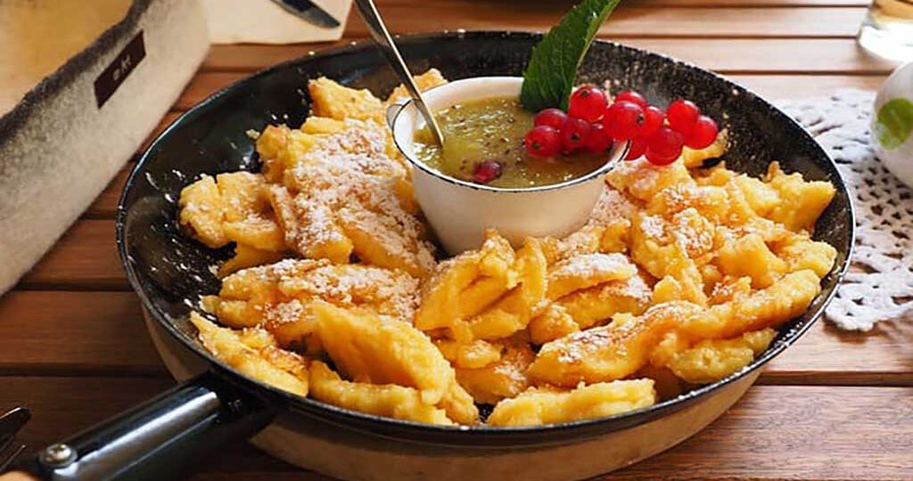 Kaiserschmarrn la panqueca de Baviera. Esponjosos trozos de crêpes dulces.